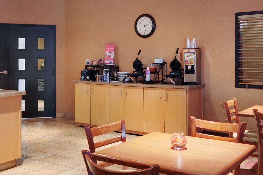 Pomeroy Inn And Suites Chetwynd Ресторант снимка