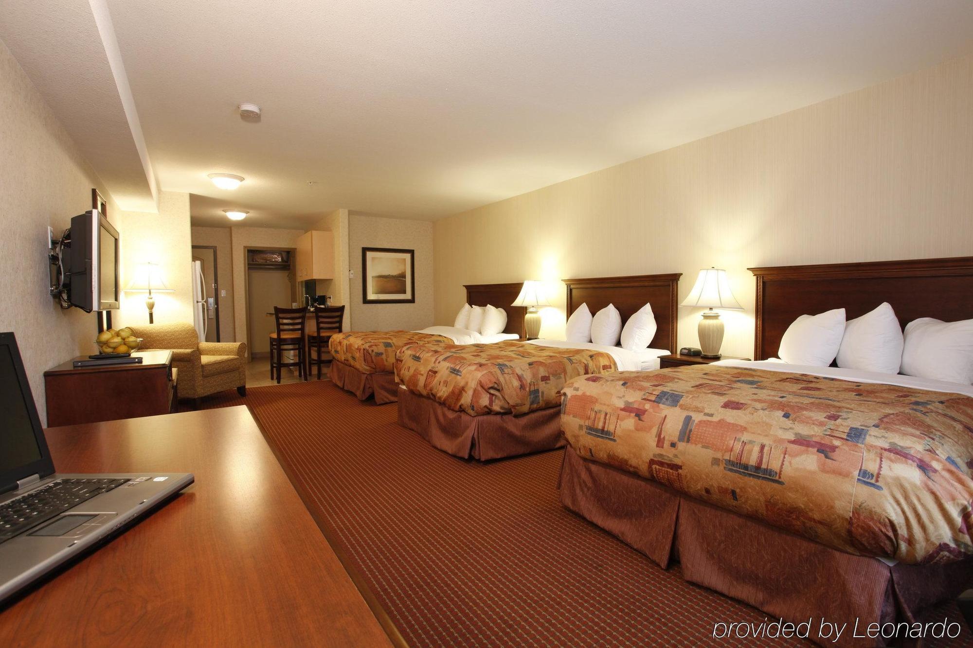 Pomeroy Inn And Suites Chetwynd Екстериор снимка