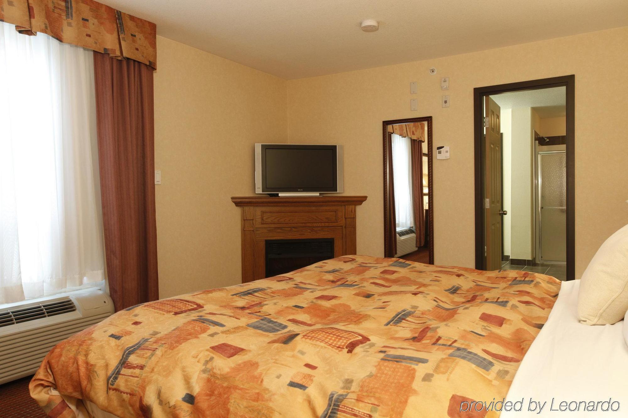 Pomeroy Inn And Suites Chetwynd Екстериор снимка