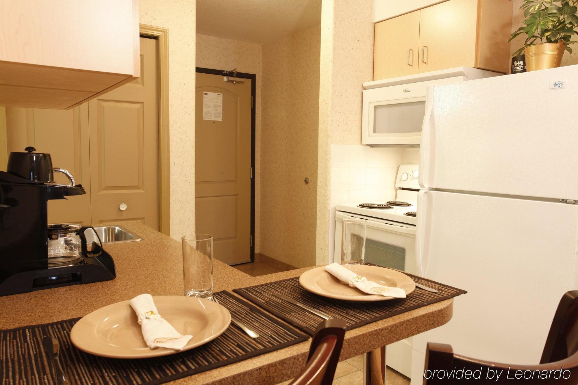 Pomeroy Inn And Suites Chetwynd Екстериор снимка