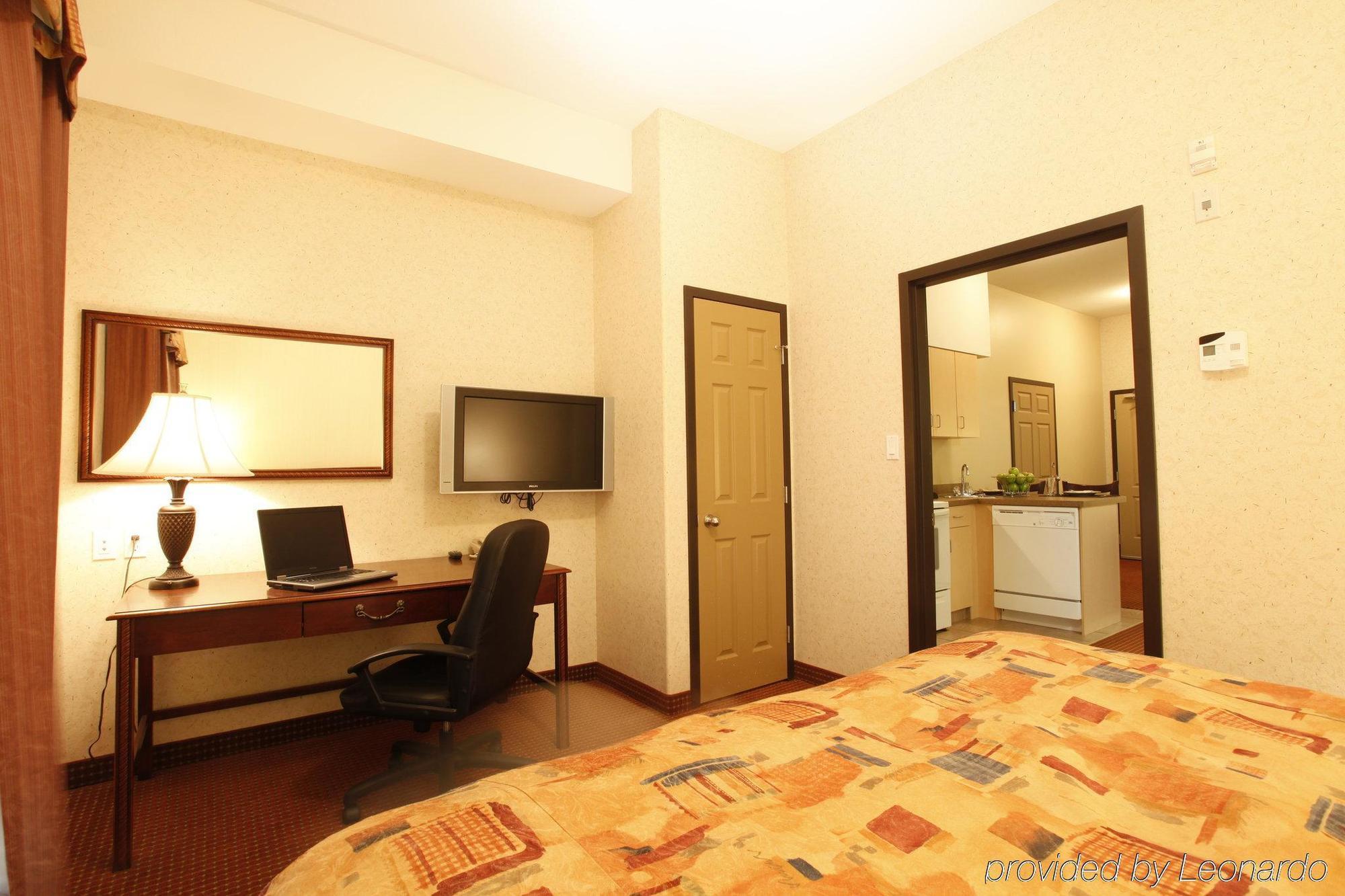 Pomeroy Inn And Suites Chetwynd Екстериор снимка
