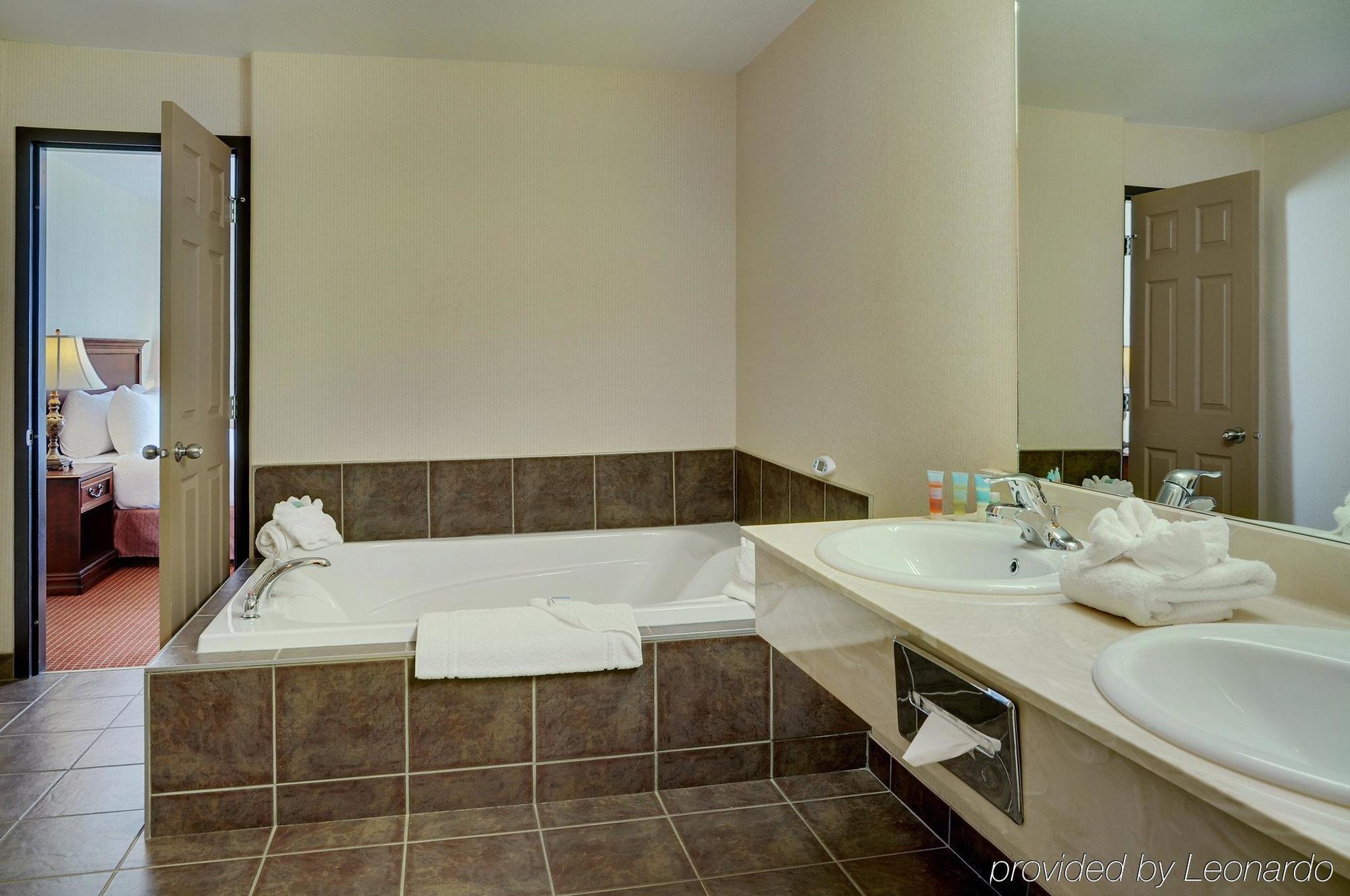 Pomeroy Inn And Suites Chetwynd Екстериор снимка