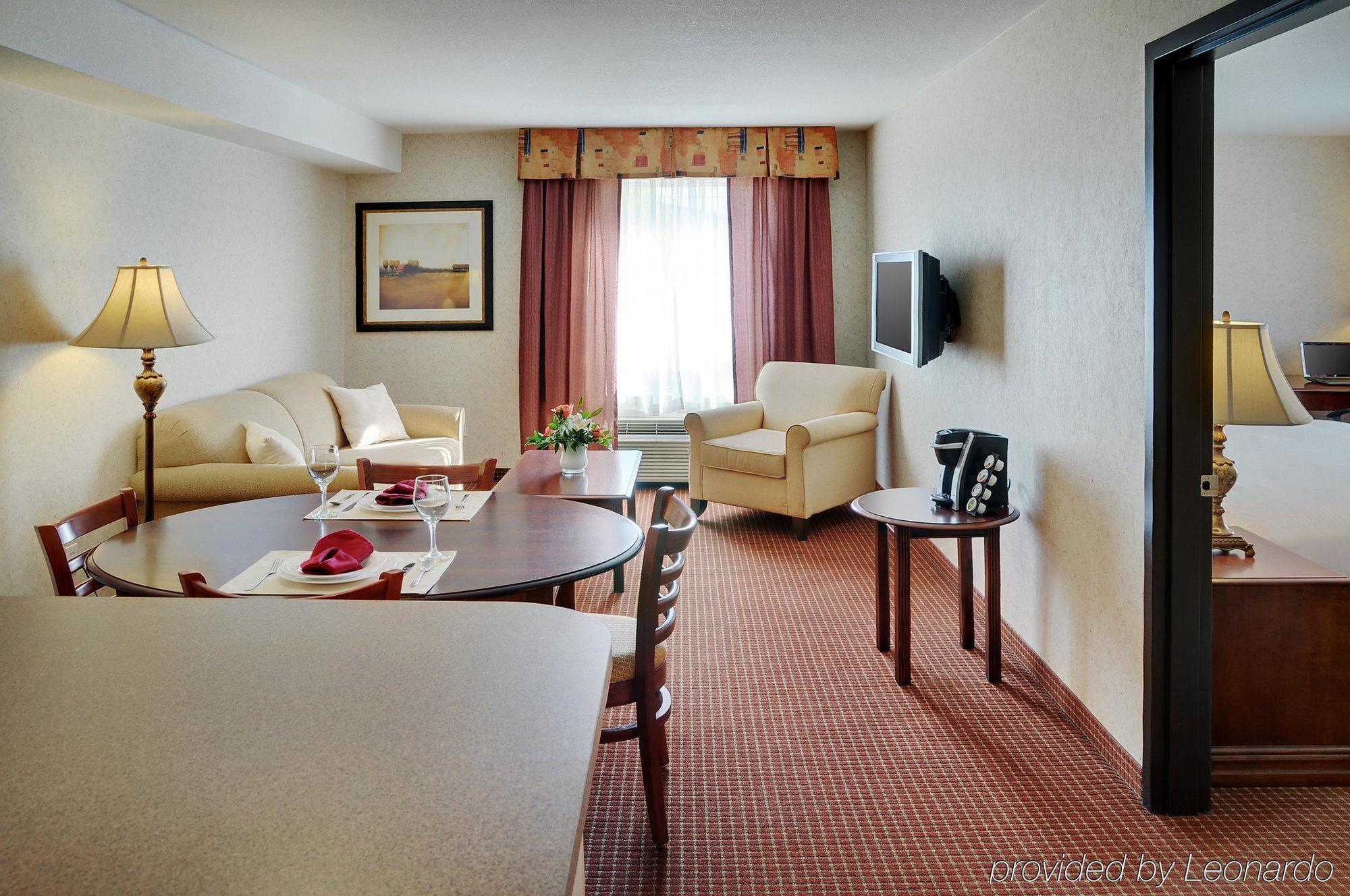 Pomeroy Inn And Suites Chetwynd Екстериор снимка