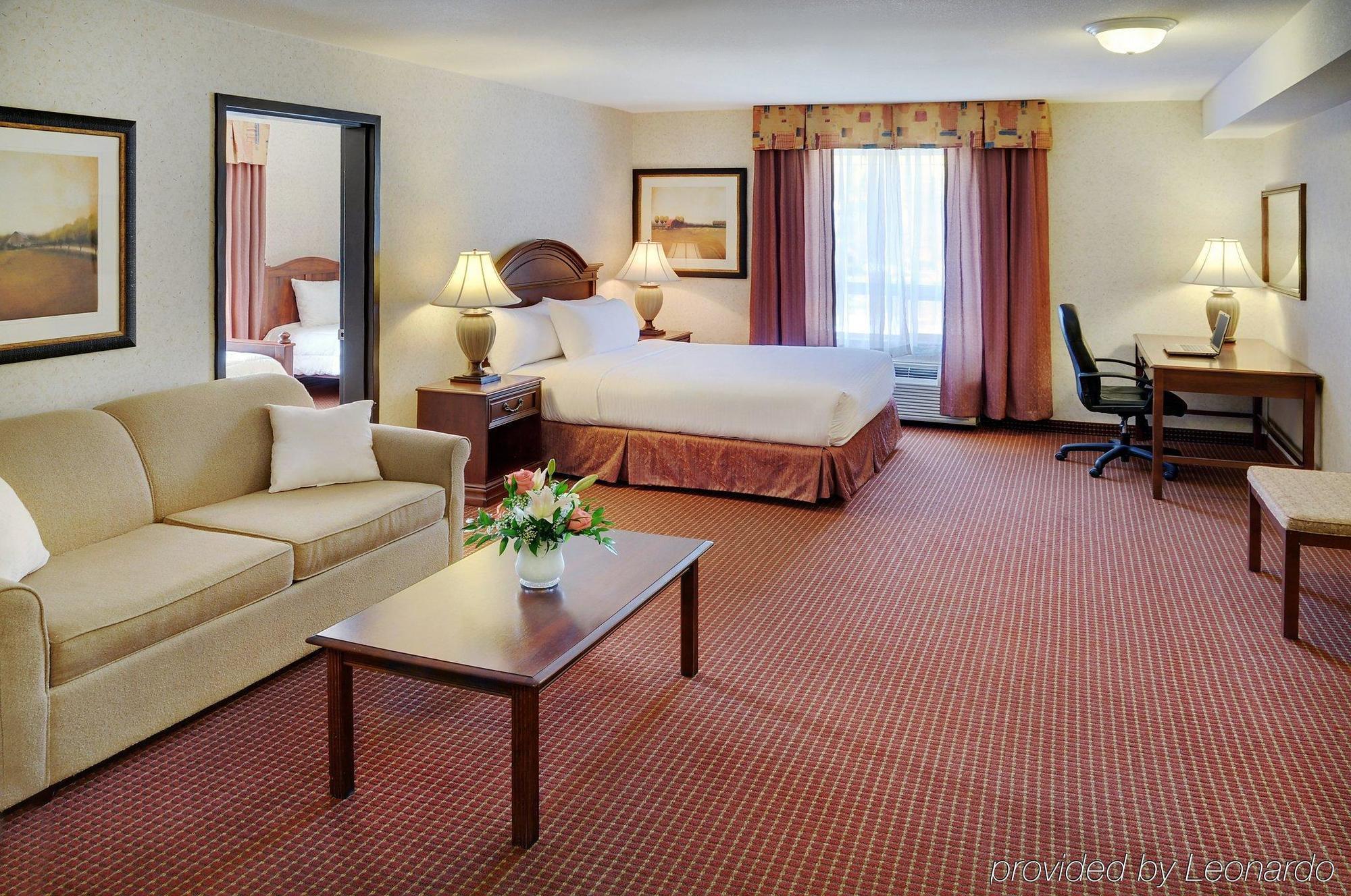 Pomeroy Inn And Suites Chetwynd Екстериор снимка