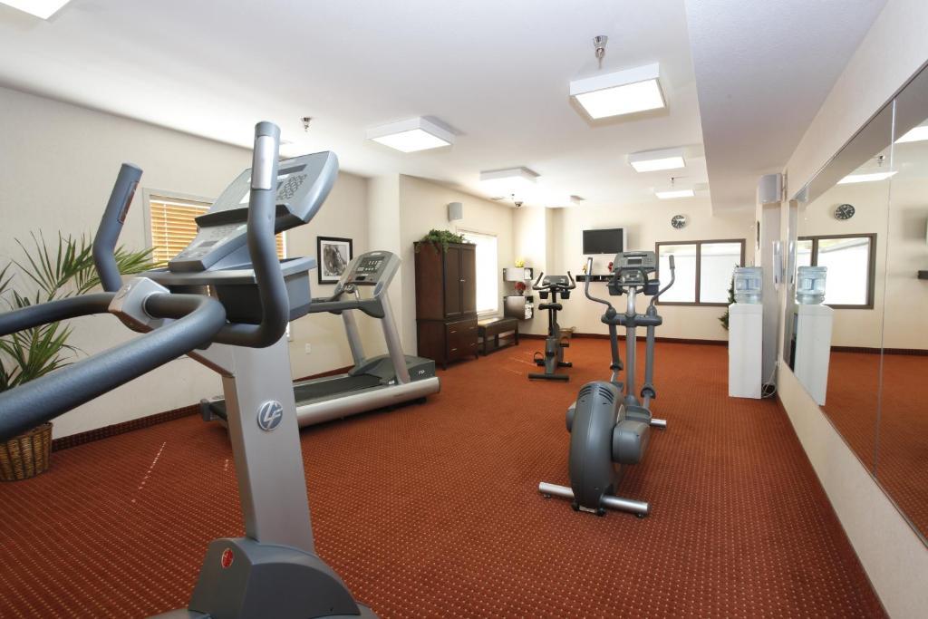 Pomeroy Inn And Suites Chetwynd Екстериор снимка