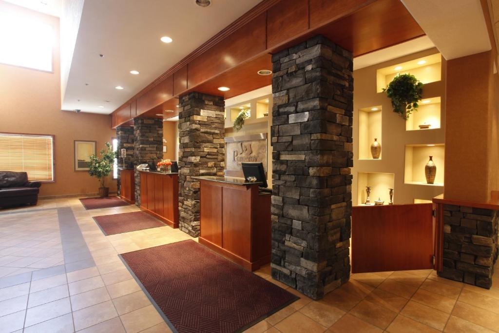 Pomeroy Inn And Suites Chetwynd Екстериор снимка