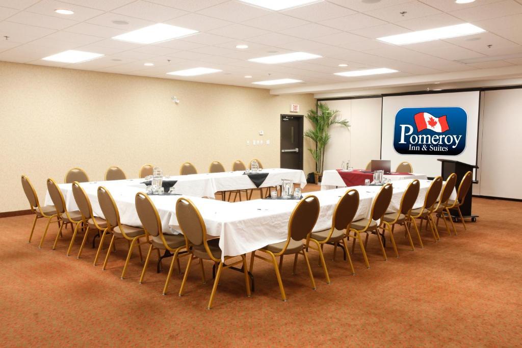 Pomeroy Inn And Suites Chetwynd Екстериор снимка