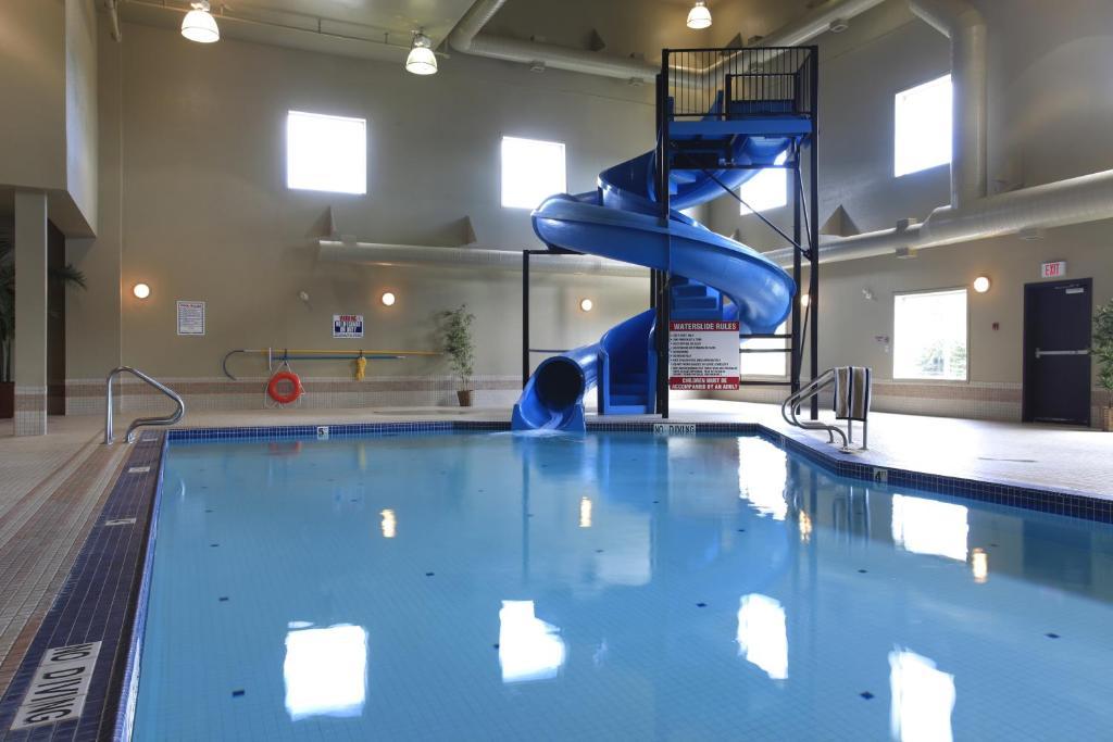 Pomeroy Inn And Suites Chetwynd Екстериор снимка