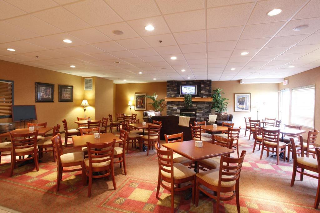 Pomeroy Inn And Suites Chetwynd Екстериор снимка