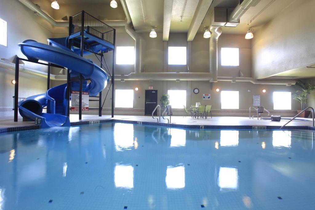 Pomeroy Inn And Suites Chetwynd Екстериор снимка