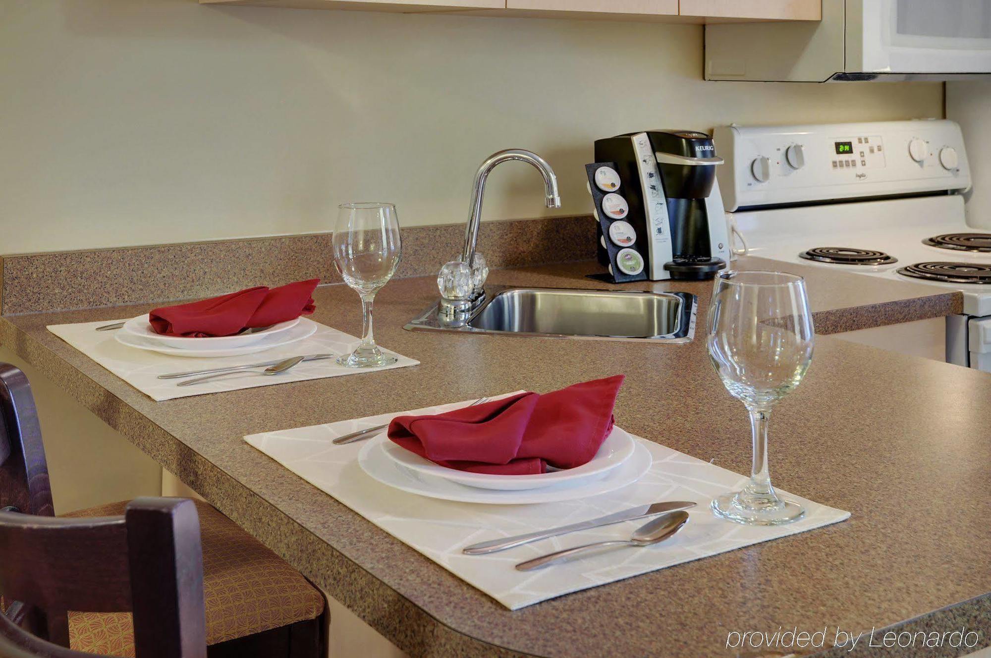 Pomeroy Inn And Suites Chetwynd Екстериор снимка