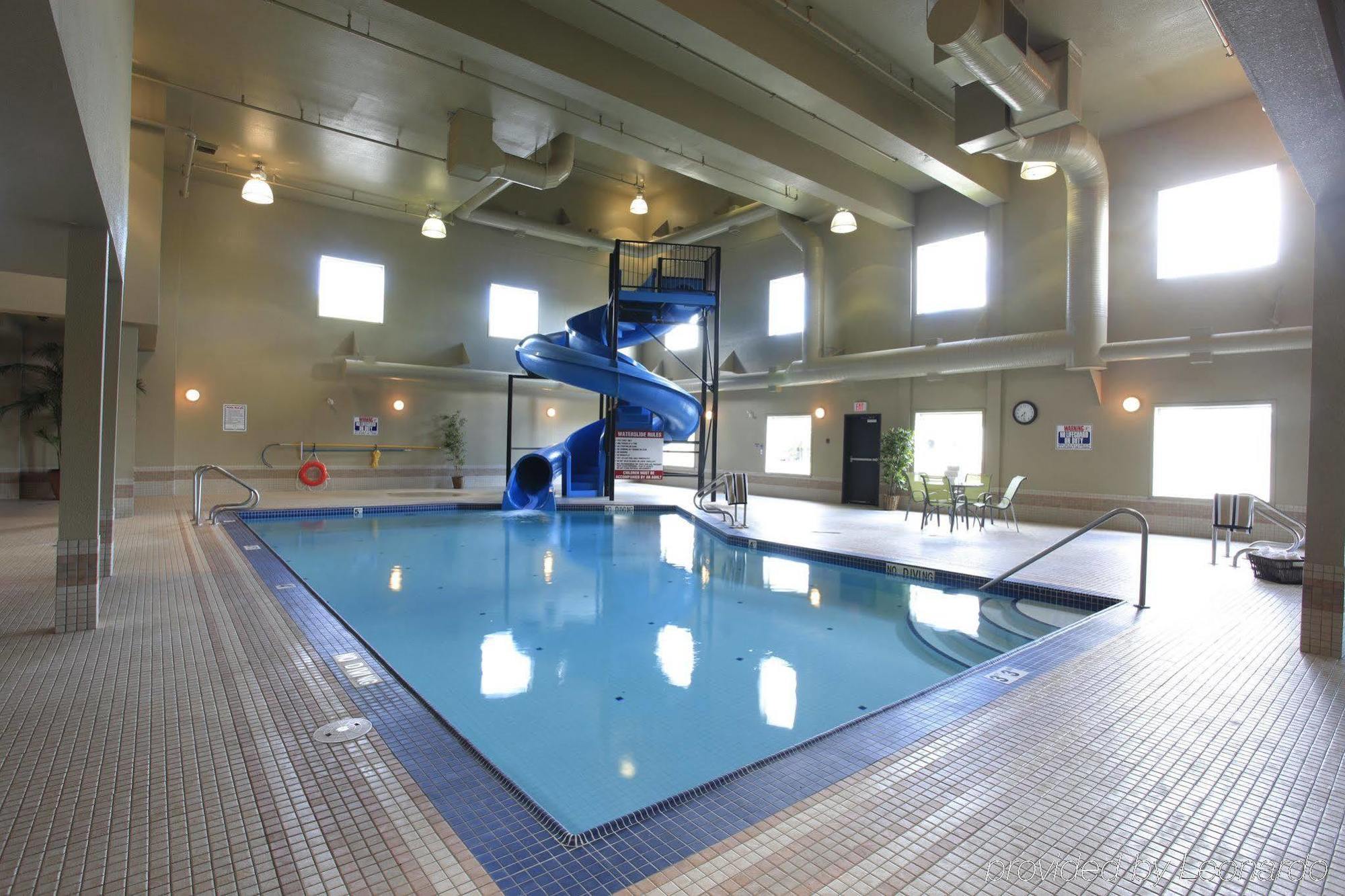 Pomeroy Inn And Suites Chetwynd Екстериор снимка