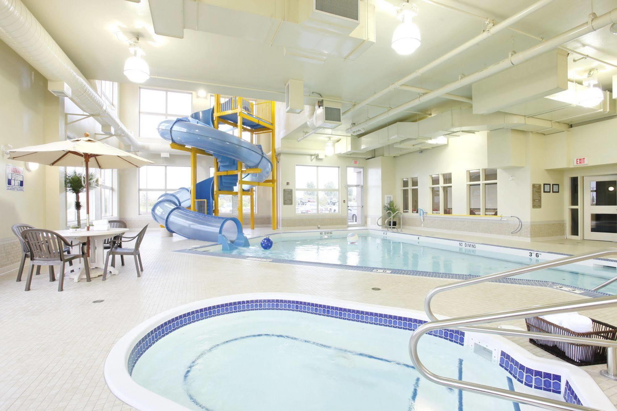 Pomeroy Inn And Suites Chetwynd Екстериор снимка