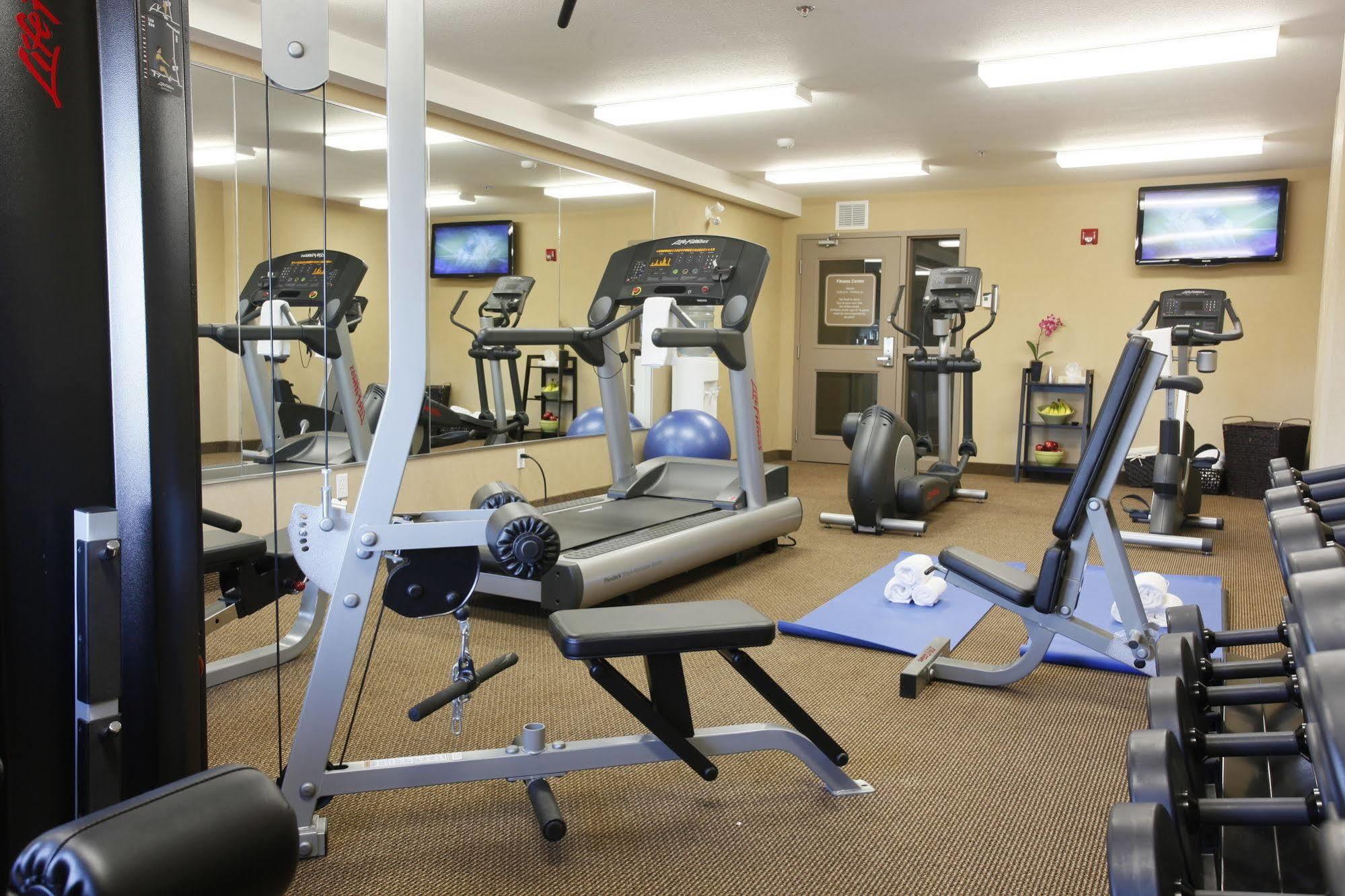Pomeroy Inn And Suites Chetwynd Екстериор снимка
