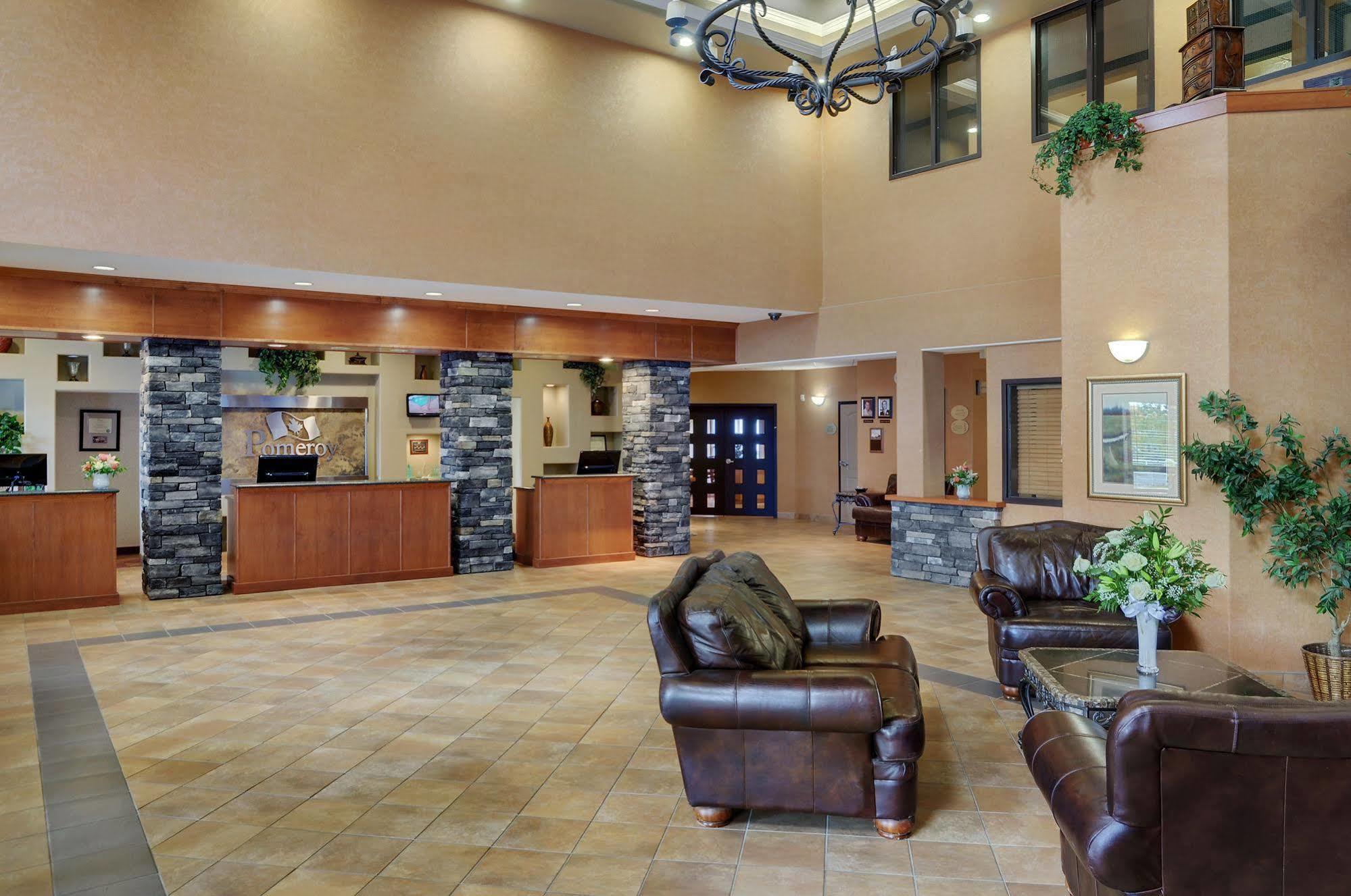 Pomeroy Inn And Suites Chetwynd Екстериор снимка