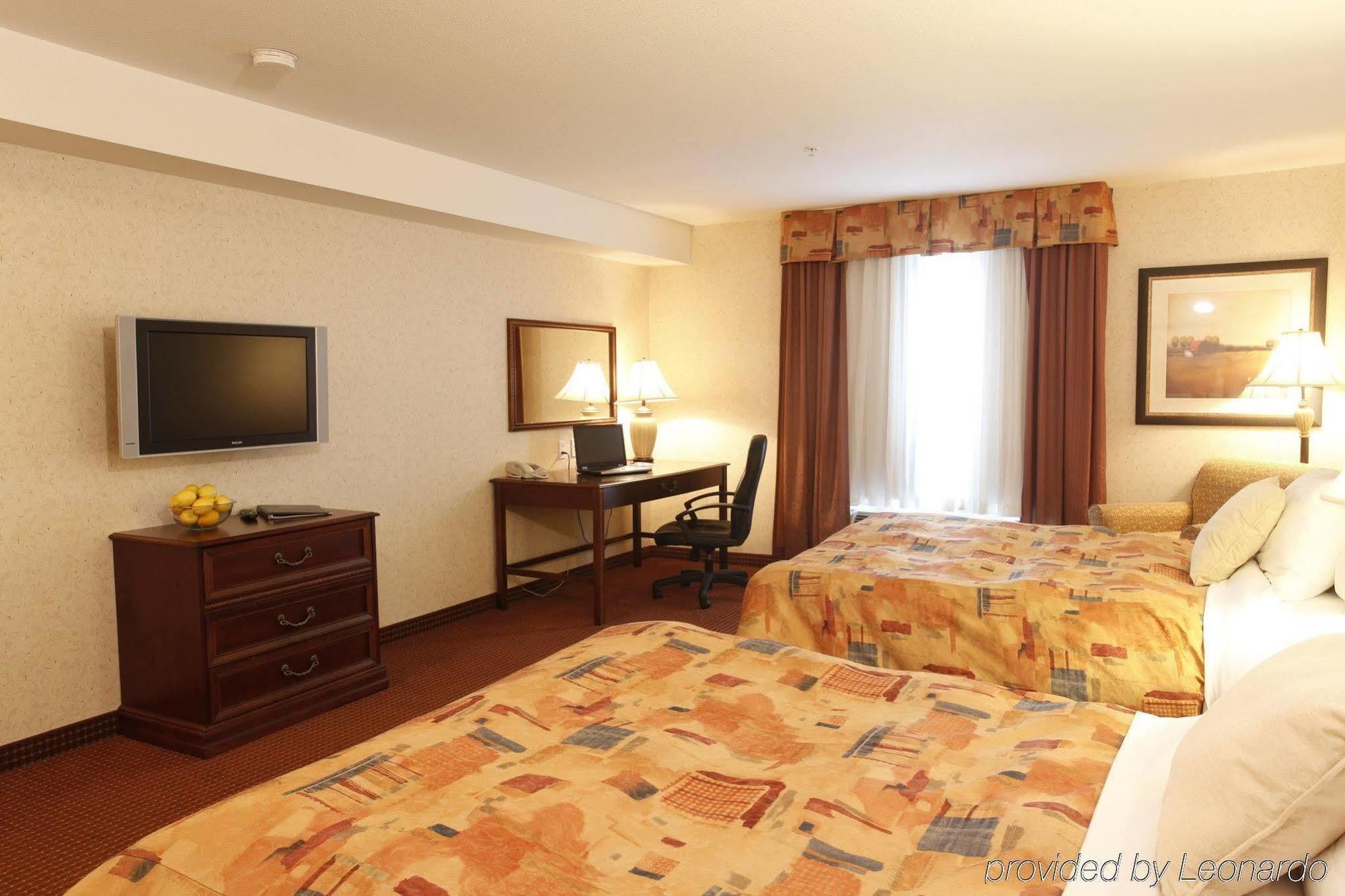 Pomeroy Inn And Suites Chetwynd Екстериор снимка