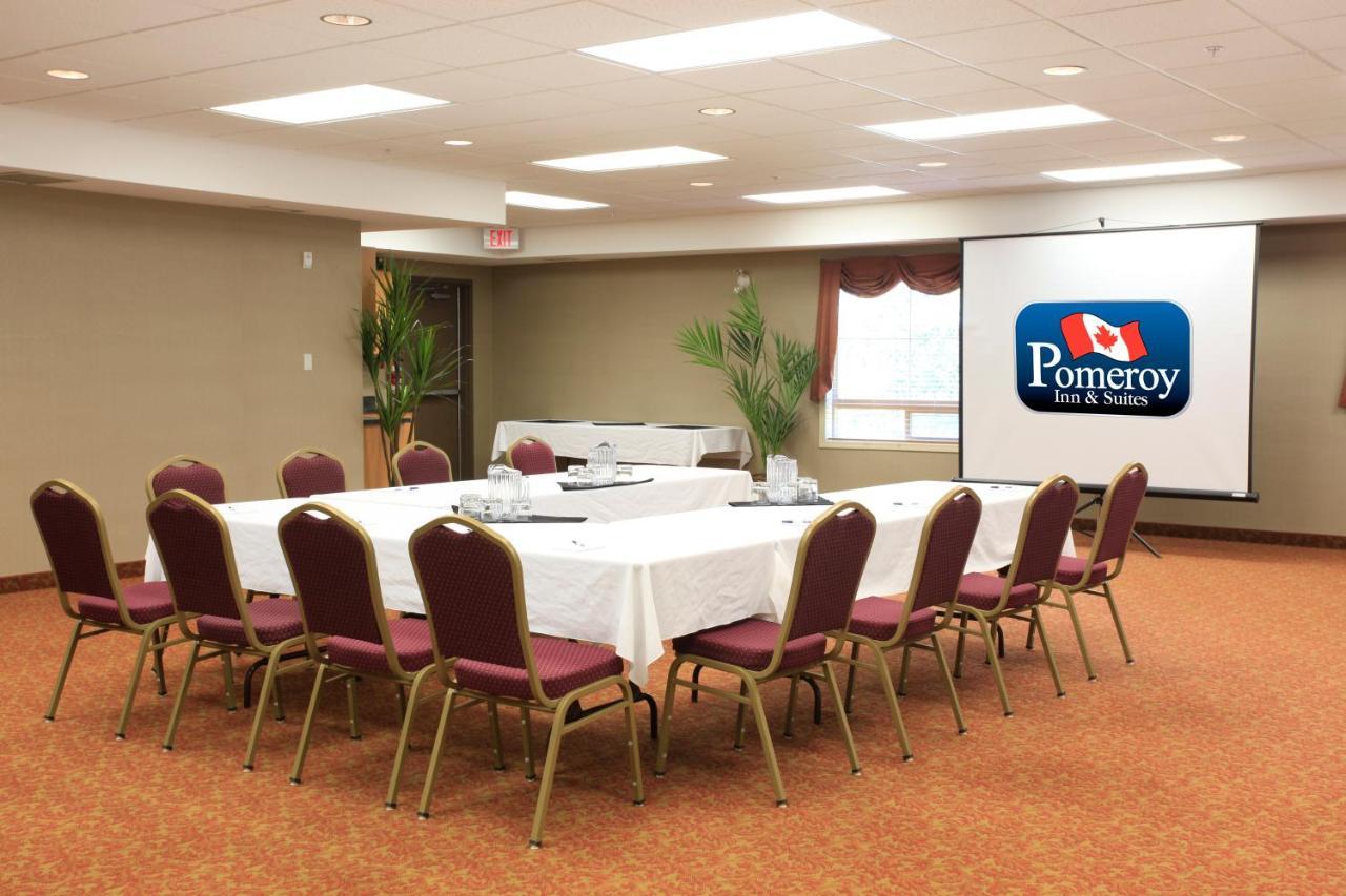 Pomeroy Inn And Suites Chetwynd Екстериор снимка