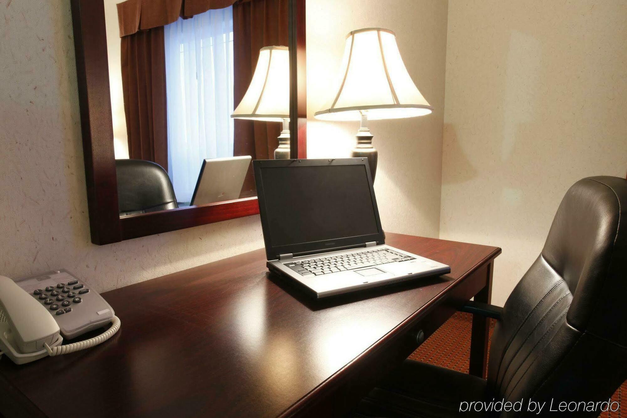 Pomeroy Inn And Suites Chetwynd Екстериор снимка